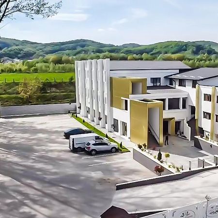 Popasul Lui Gicuta Bed & Breakfast Curtea De Arges Bagian luar foto