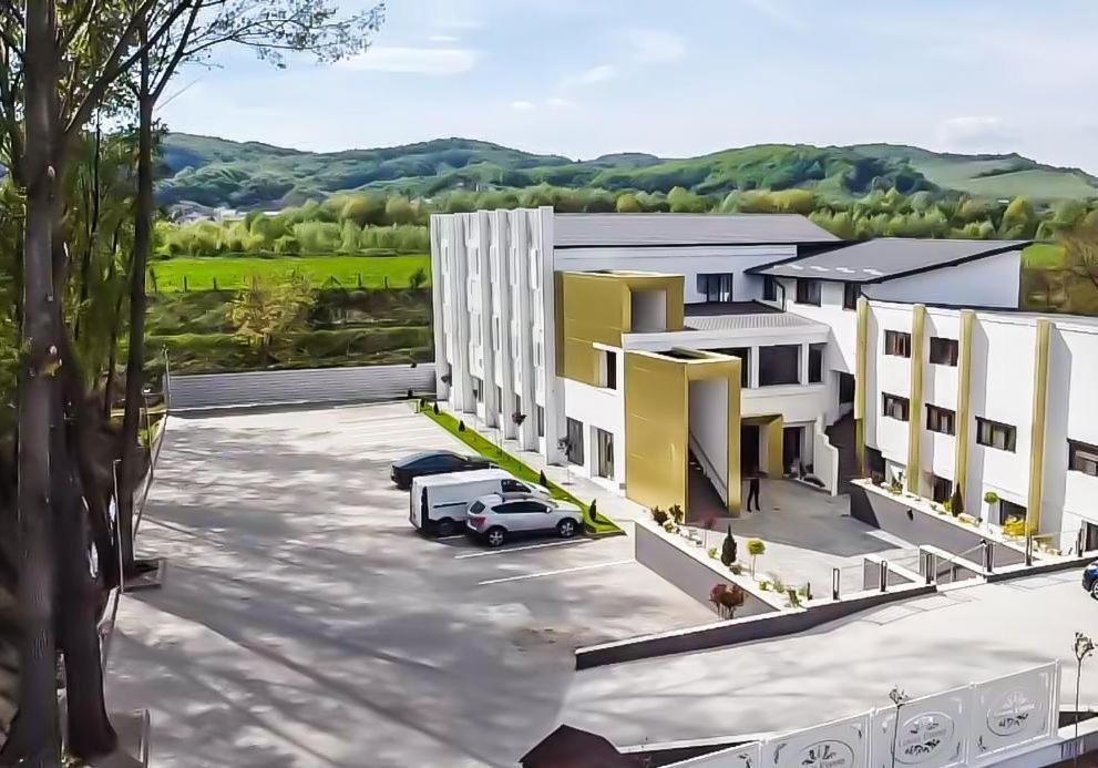 Popasul Lui Gicuta Bed & Breakfast Curtea De Arges Bagian luar foto